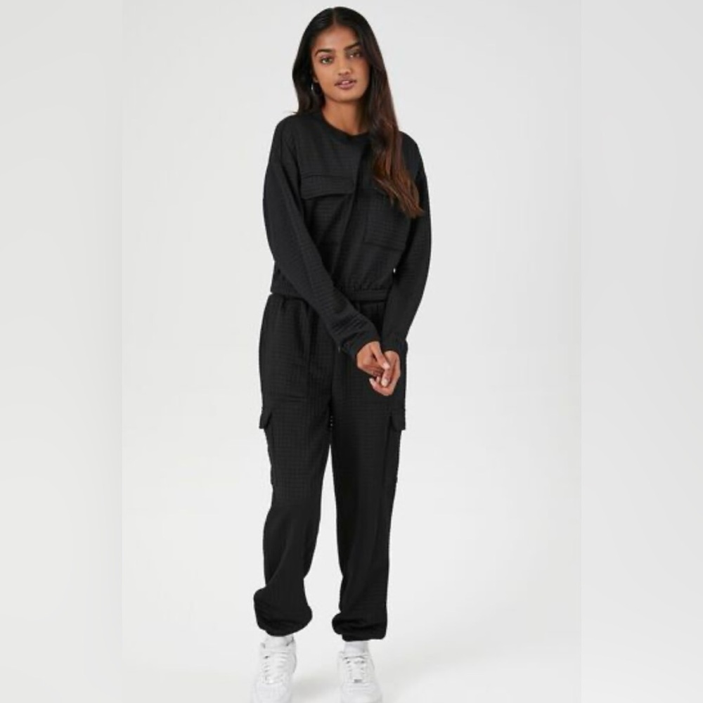 Matching Sweatshirt with Cargo Pants🖤🖤🖤